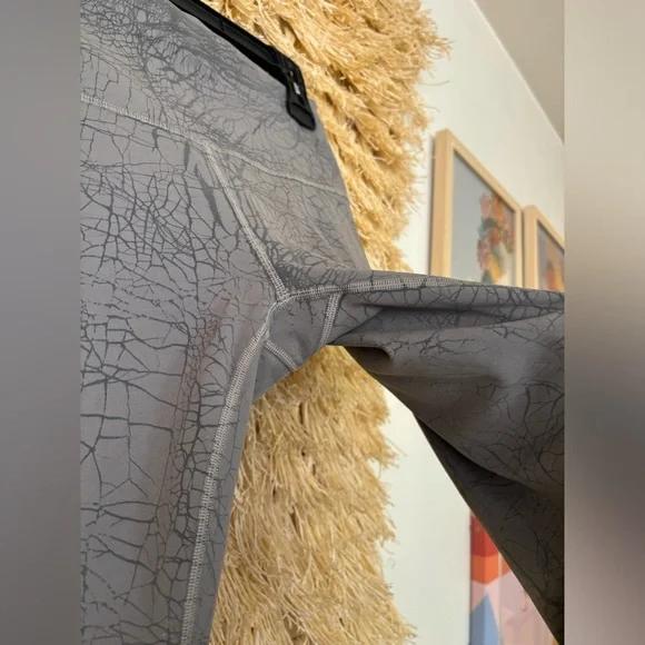 Lululemon✨PRISTINE✨Wunder Train High-Rise Crop 23"✨Thread Dye Rover Black✨size 8 - Picture 11 of 15